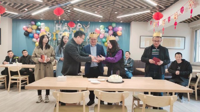 時(shí)光雖忙碌，我們一起成長(zhǎng)