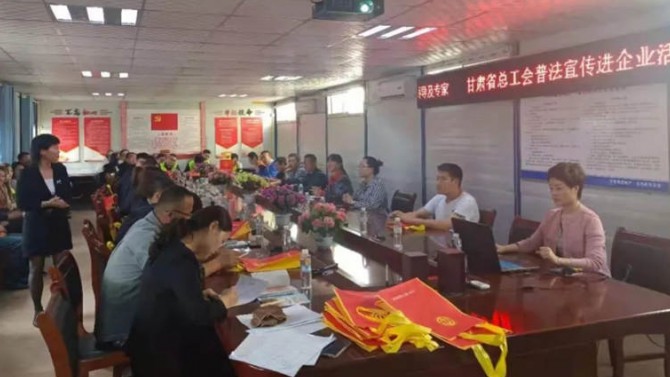 普法宣傳進項目，攜手共建文明工地