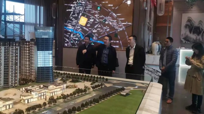 新都區(qū)副區(qū)長賀凱豐帶隊(duì)調(diào)研百酈錦城項(xiàng)目